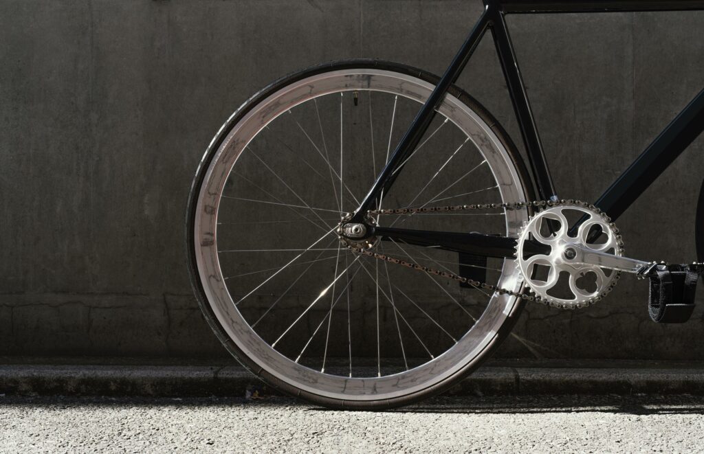 Dettaglio close-up della parte posteriore di una bicicletta, con focus su ruota e meccanismi