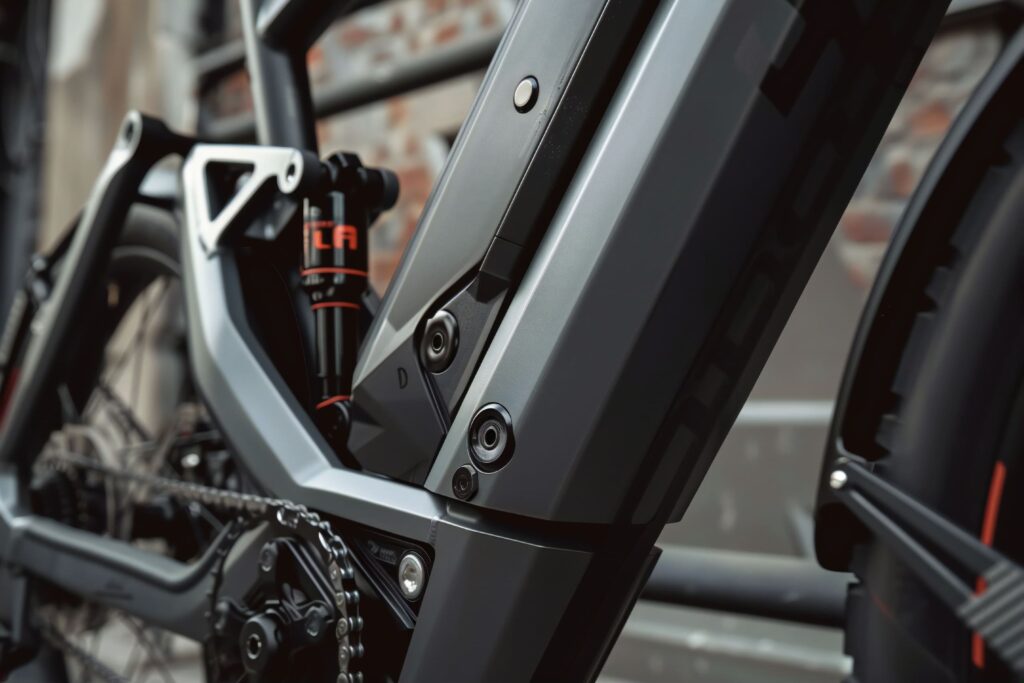 Closeup del motore e della batteria di una bicicletta elettrica (e-bike)