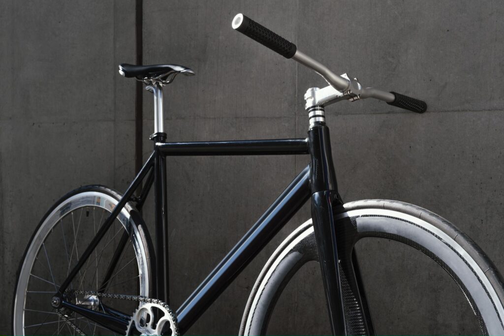 Bicicletta vista di profilo, focus sul telaio e la struttura portante